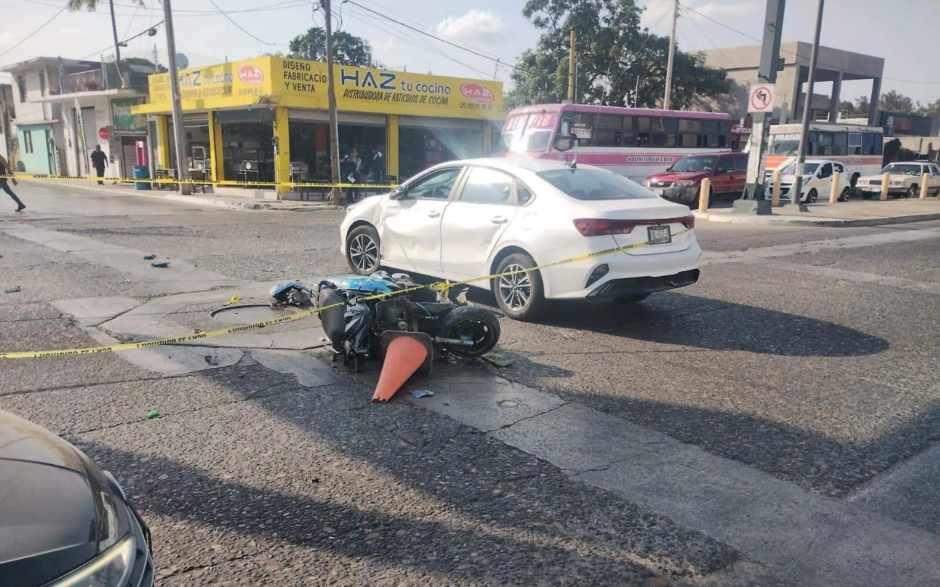 Motociclista a punto de perder una pierna en choque en el bulevar López Mateos Paulo Monsiváis (2)